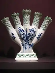 Tulipanero esmaltado en verde. Loza de Leeds, hacia 1780.