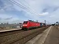 Un tren de mercancías de DB Cargo Scandinavia pasando por la estación de Trekroner.