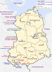 Mapa de Alemania Oriental mostrando los puntos de acceso existentes en 1982. Hay diez cruces por carretera (en azul), ocho por ferrocarril (en rojo), y dos por ríos o canales (en verde).