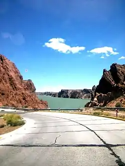 El lago artificial creado embalse desde el ingreso a la villa a pocos kilómetros de donde finalizaba el ramal.