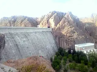 Vista del murallón del dique desde la villa