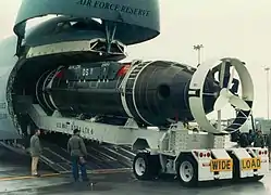 Cargando un submarino de rescate de la clase Mystic en un C-5 Galaxy.