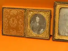 Retrato al daguerrotipo, realizado por Fuenzalida, que trabajó entre los años 1845 y 1857, en Valparaíso y Santiago de Chile.