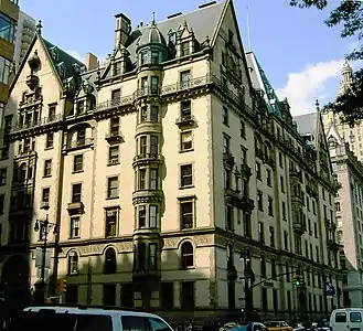 El Edificio Dakota, en la parte alta de la ciudad, cuando fue construido se hacía el chiste de que casi estaba en el Territorio de Dakota