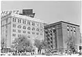 El edificio Dal-Tex (derecha), cruzando la calle el depósito de textos escolares de Texas