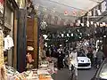 Una calle en el zoco al-Bazuriye (zoco de especias y dulces).