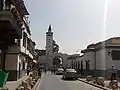 La vía recta, con al fondo el arco de tres huecos y al-Omariya (el minarete blanco).