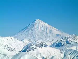 Vista del monte Damavand en invierno, estratovolcán adormecido y punto más alto de Irán