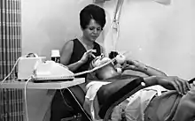 Primer salón de belleza para hombres en Tel Aviv, Israel, 1969