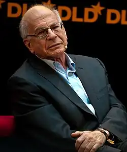 Daniel Kahneman, Doctorado, 1961, ganó el Premio Nobel Memorial en Economía en el 2002 por su trabajo en Teoría del Prospecto