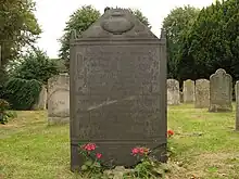 Tumba grande en un cementerio