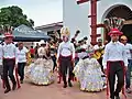 Aunque originalmente la celebración se llevaba a cabo únicamente en la Cofradía del Santísimo del Altar, fue aproximadamente en el 2010 que la iglesia decide celebrar esta tradición, causando así, la duplicidad de los grupos de baile. Aquí se puede apreciar al grupo de danzantes de las "Reinitas" y sus "Malanches" durante la celebración en 2017 de Corpus Christi en Suchiapa, Chiapas, México. Cortesía de Mariela TC.