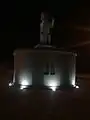 Vista nocturna del monumento a los danzantes