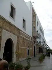 Fachada de Dar El Bey desde la plaza del Gobierno