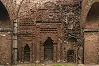 Mihrabs en ruinas y arabescos en el interior de la mezquita de Darasbari, siglo XV