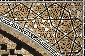 Teselado girih: patrones a escalas grandes y pequeñas en una enjuta del santuario de Darb-i Imam, Isfahan, 1453