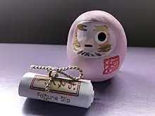 Daruma de color rosa que se cree que ayuda en lo romántico.