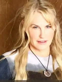 Daryl Hannah, como Pris Stratton.