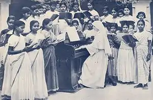 Una salesiana dirige una clase de música en Vellore. Fotografía de 1939.