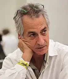 David Strathairn  como el Director de la CIA.