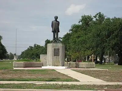 Estatua en Davis Park, Mid-City, Nueva Orleans. (EE. UU.)