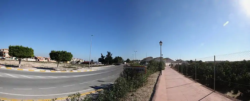Daya Nueva - Panorámica de acceso y cartel