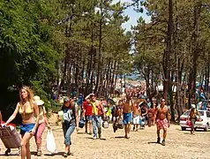 Asistentes al festival de Ortigueira acampados en la playa de Morouzos.