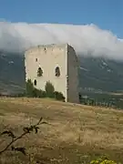 La torre, con los montes de La Peña detrás