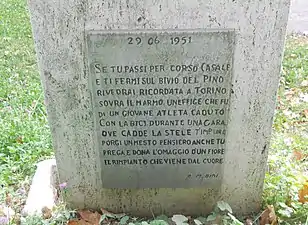 Dedicatoria a Serse Coppi, en el jardín adyacente al velódromo de Turín