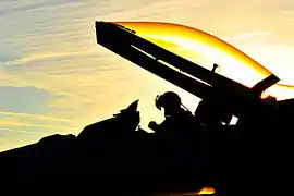 Un piloto haciendo comprobaciones previas al despegue en un F-16 en agosto de 2012