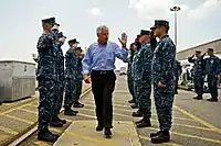 El Secretario de Defensa Chuck Hagel saluda a los marineros en Kings Bay.