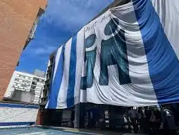 Imagén del Ken de Rivera con la bandera colgada del edificio.