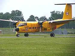 Se pueden formar vórtices en los extremos de las palas de las hélices, como se ve en este DHC-5 Buffalo..