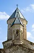 Una torre de iglesia y el campanario de la iglesia del Espíritu Santo.