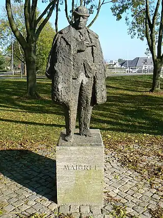 Estatua de Maigret junto al canal.