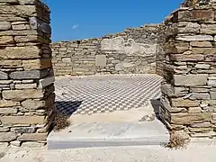 Suelo de mosaico con motivos de cubos geométricos en las ruinas de una casa.