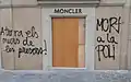Proclamas en contra del sistema de prisiones y de la policía en una tienda del paseo de Gracia, Barcelona
