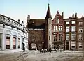 La puerta en 1900, con el edificio "Sociedad" a la izquierda con vistas al Hofvijver.