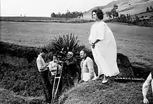 La protagonista de la película Chambú, Yamile Humar, en ropa de casa, con el equipo técnico, preparando la escena de la despedida final, que aparenta ser el interior de su habitación.