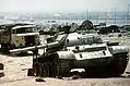 Un carro de combate T-55 iraquí, pintado con grafiti por tropas de la coalición, rodeado de otros restos a lo largo e la carretera entre la Ciudad de Kuwait y Basora en abril de 1991.