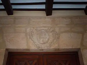 Escudo e inscripción sobre la puerta principal del Ayuntamiento de Villarrobledo.