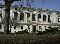 Entrada principal del edificio de estilo renacentista italiano