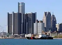 Construcción alrededor del Renaissance Center, el USCGC Hollyhock.