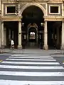 Entrada lateral de la Galleria Mazzini, situada en la Via Roma.