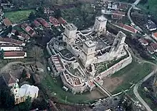 Ruinas del castillo de Diósgyőr, Hungría. La enorme torre de homenaje, con varias torres menores, es visible en el medio.