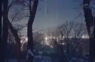 Pilares de luz en Rochester, New York en el amanecer del 27 diciembre, 1993.