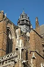 Cimborrio con reloj de Sint Sulpitiuskerk en Diest