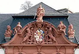 Escudo de armas del elector  Franz Georg en el edificio administrativo de Koblenz-Ehrenbreitstein