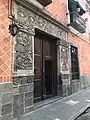 Dintel de la casa del que mató al animal, inmueble histórico de la ciudad de Puebla, Puebla, México