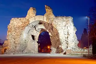 Puerta sur de las fortificaciones romanas de la ciudad de Hisarya, famosa por sus fuentes termales.